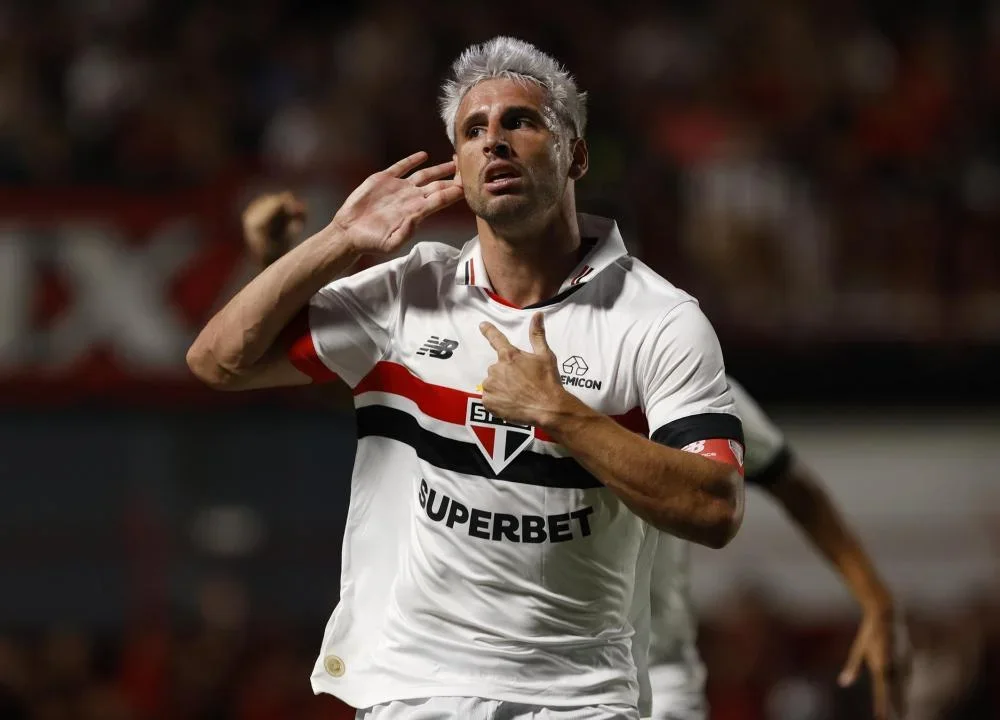 São Paulo vence o Atlético-GO com superioridade numérica