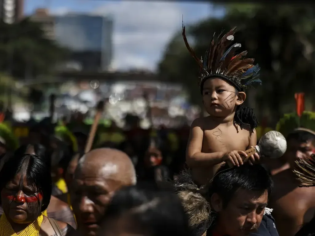 Indígenas marcham por direitos e cobram os três Poderes