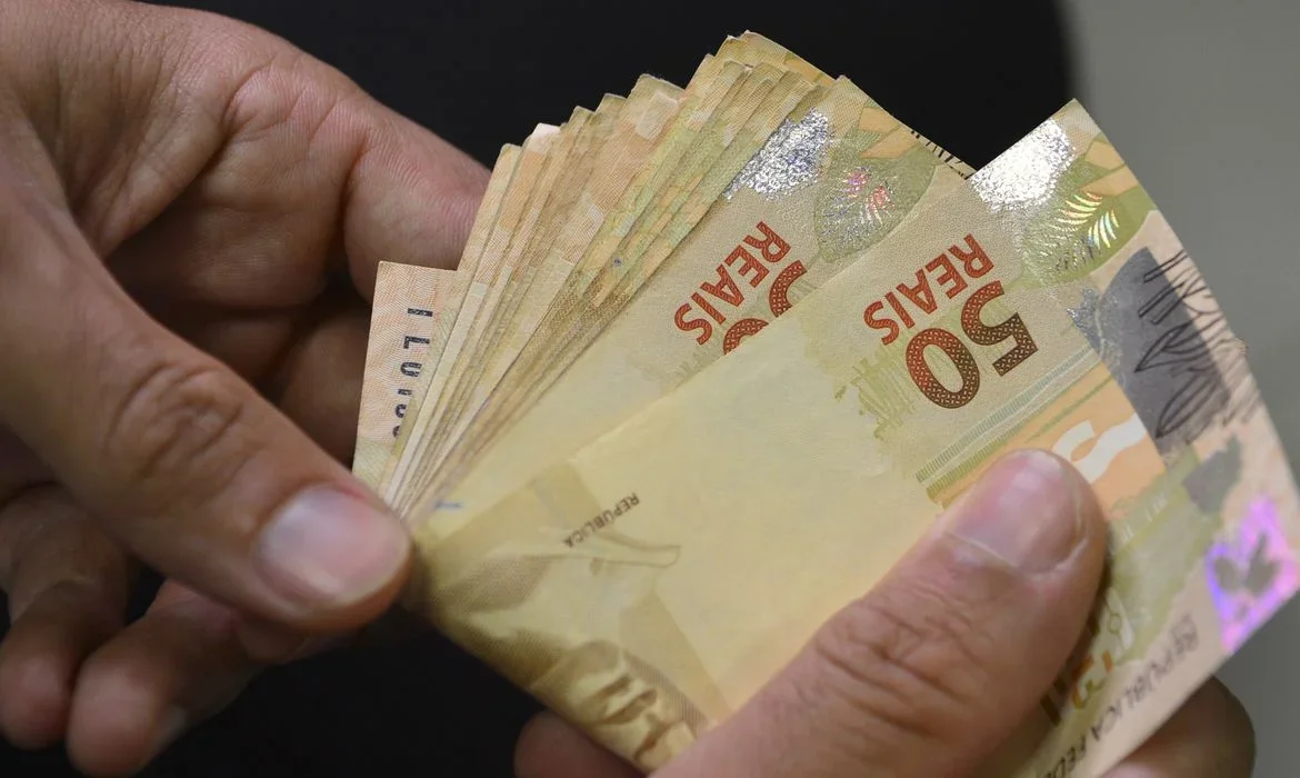 Proposta do governo eleva salário mínimo para R$ 1.502 em 2025